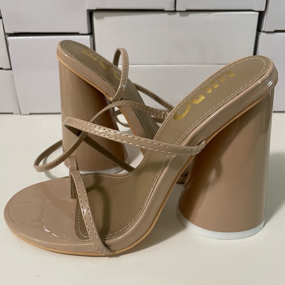 ♥️ Wide Fit Cross Strap Open Toe Round Block Heel in Nude New with Box! - Picture 2 of 10